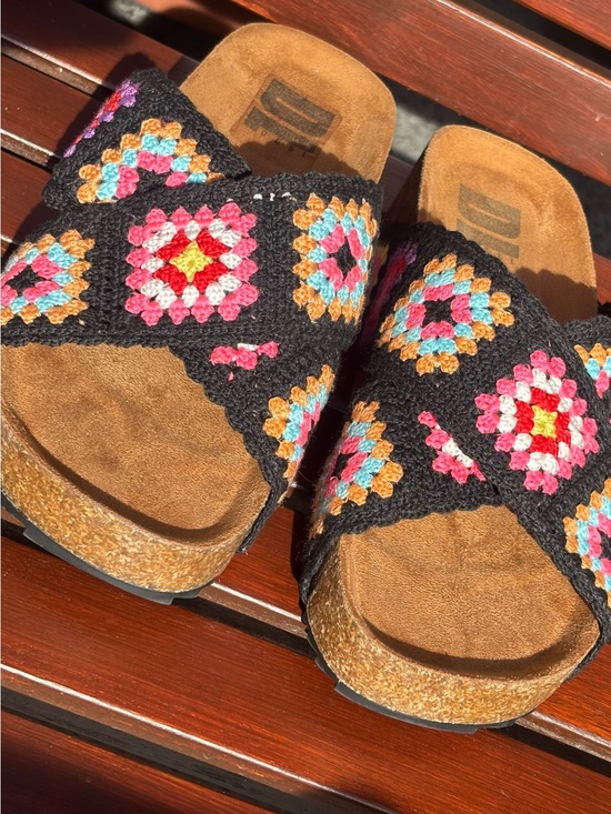 Dirty Laundry Shoes - W8,5 floral boho crochet sandals
